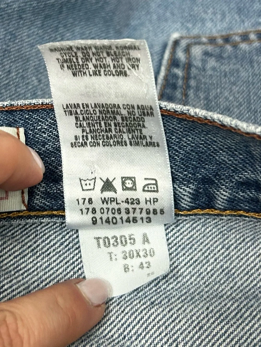 Vintage Levi’s Signature Relaxed Fit W30 L30 Light Wash Distressed Denim Jeans
